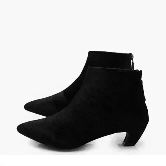 Boohoo Josie Pointed Toe Black Velvet Low Ankle Boot Sz 7 UK, 9 US - Picture 1 of 4